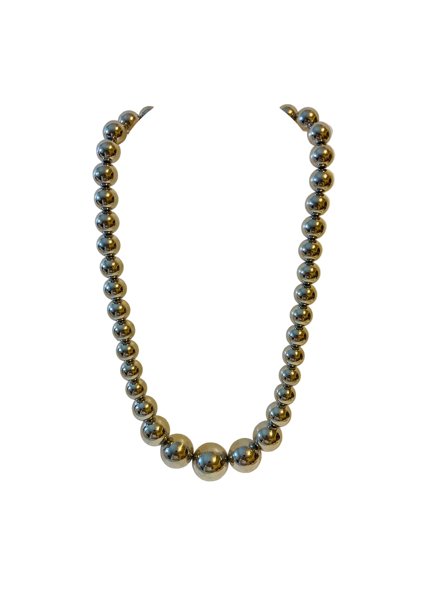 Collar bolas plateadas